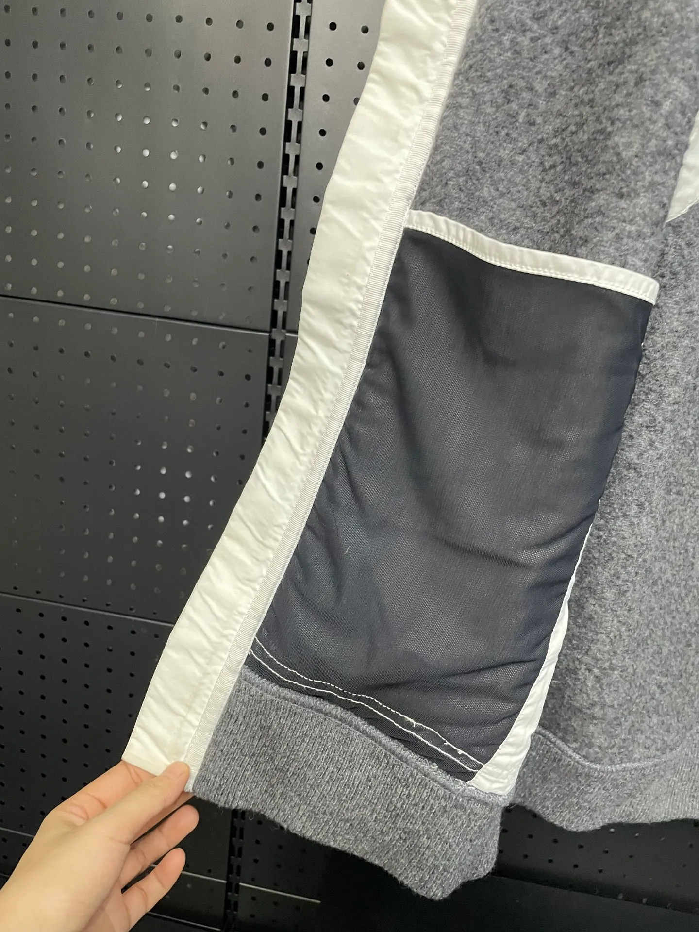 P600 Black CANADA GOOSE/Canada Goose Autumn and Winter Couple's Fleece Vest Jacket 🔘Color: Black Gray Khaki Highest version Original fabric High version High quality) ⚠All details Fabric accessories craftsmanship (all 1:1 passed inspection) (The owner is a "detail monster" so the goods he makes also pay attention to details) 1⃣ Distinguish the wrong version of market goods: all go single line ❌ Our genuine 1:1 special machine presses the line (high requirements for machine workers) 2⃣ Differentiates the market from drawings and making goods. Fabric color difference is too big. You get what you pay for, not fast food. 3⃣ Differentiates the market from low-end versions to receive labels, hang tags, and wash labels. All our accessories are custom-made (approved level) 4⃣ Differentiates the market from the detail-free workmanship❌ Our workmanship: neckline, shoulder line, armholes, cuffs, hem (In order to increase the cost, we must also restore the original product: yoke taping, double needle threading🔍) Size: S-XXL